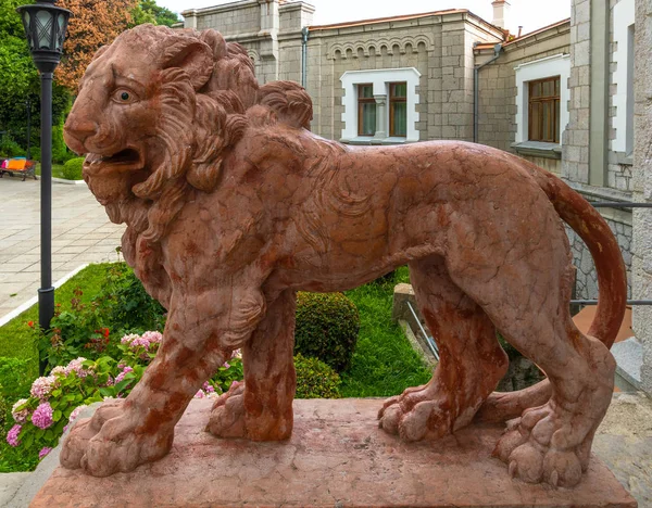 Koreiz, Krim - 10. Juli. 2019. terrakottafarbener Löwe am Eingang zum Fürsten-Yusupov-Palast — Stockfoto
