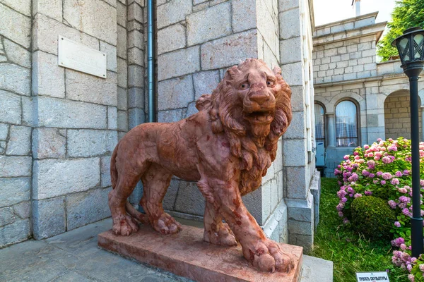 Koreiz, Krim-10 juli. 2019. terracotta leeuw bij de ingang van Princes Yusupov Palace — Stockfoto