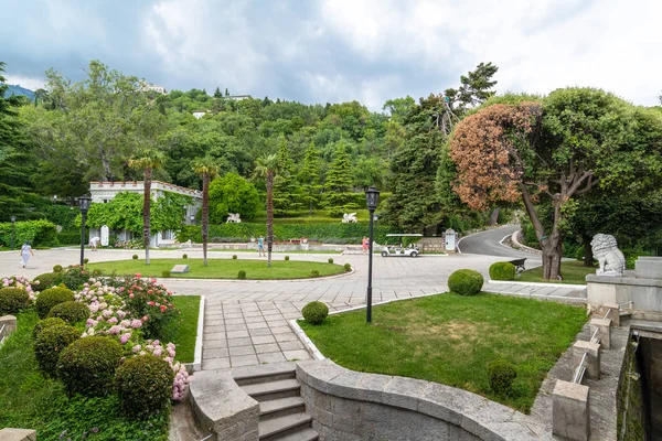 Koreiz, la Crimea - 17 de julio. 2019. Parque en territorio de los Príncipes Palacio de Yusupov — Foto de Stock