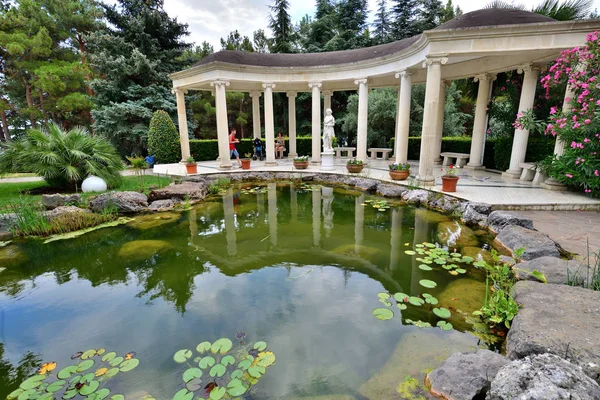 Partenit, Crimeia - 8 de julho. 2019. Uma lagoa com um mirante na arte paisagística Parque Aivazovskoe — Fotografia de Stock