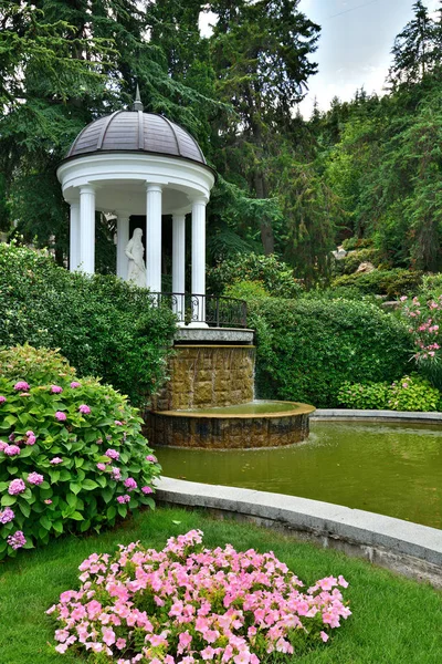 Fragmento de um belo parque com um gazebo — Fotografia de Stock