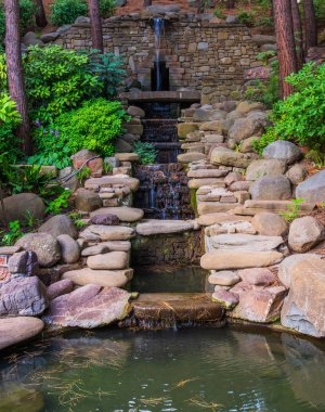 Peyzaj tasarımlı taşlı çağlayan çeşme