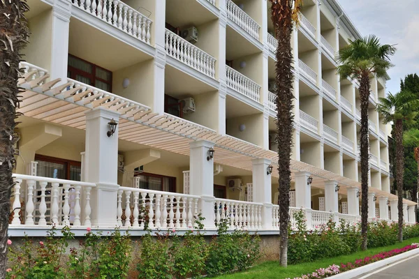 Hermosa casa con balcones y barandillas con balaustres — Foto de Stock