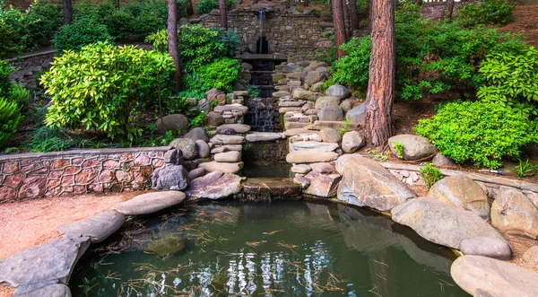 Fuente en cascada con piedras en el diseño del paisaje — Foto de Stock