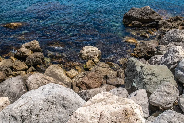 Ein großer Felsen am Meeresufer — Stockfoto