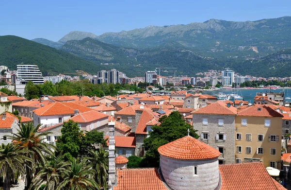 Casco antiguo y Catedral de San Juan Bautista en Budva, Montenegro — Foto de Stock