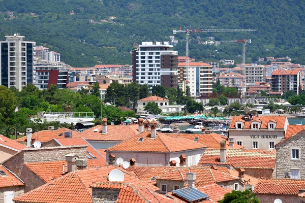 Budva, Czarnogóra-13,2019 czerwca. Miejskie Vis ze starymi historycznymi i nowymi domami — Zdjęcie stockowe