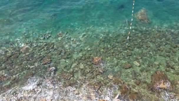 Прекрасний вид зверху на неглибоке море з камінням — стокове відео