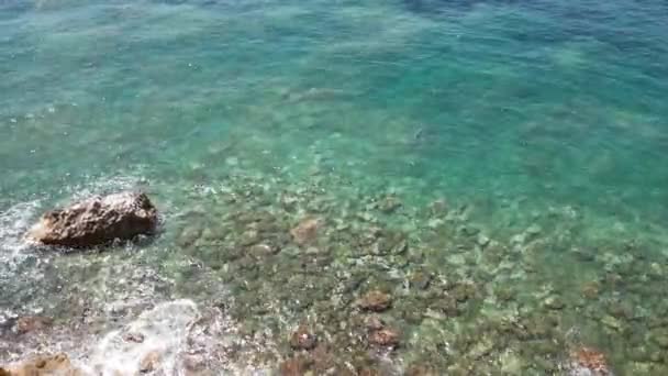 Schöner Blick von oben auf das flache Meer mit Steinen — Stockvideo