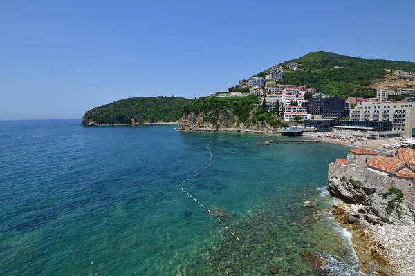 Pohled na město Budva ze Středozemního moře, Černá Hora — Stock fotografie