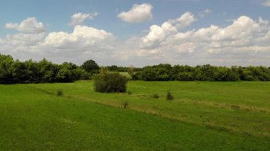 Rusya 'nın kırsal bölgelerinde uçuyor.