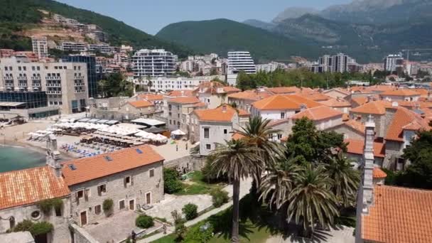 Budva, Montenegro - 13 giugno 2019. Viso urbano con vecchie case storiche e nuove — Video Stock