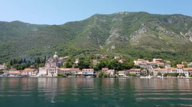 Prcanj şehri ve Bakire Meryem Kilisesi manzarası, Karadağ