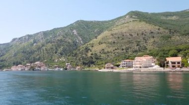 Karadağ 'ın Kotor Körfezi' nden Prcanj manzarası