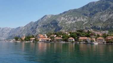 Karadağ 'ın Kotor Körfezi' nden Dobrota kentinin manzarası