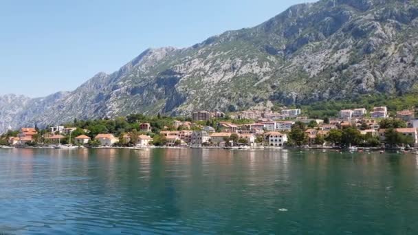 Vue de la ville de Dobrota depuis la baie de Kotor, Monténégro — Video