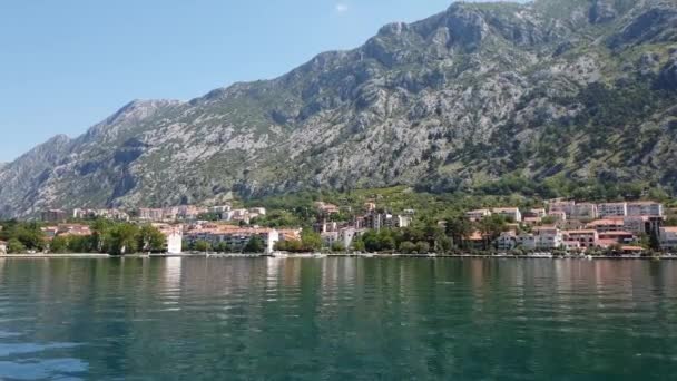 Iglesia de San Elías en Dobrota desde la Bahía de Kotor, Montenegro — Vídeos de Stock