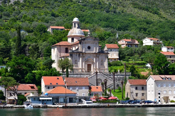 Prcanj, Montenegró -10. 6. 2019. város és Szűz Mária templom — Stock Fotó