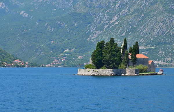 Isolotto naturale con convento benedettino di San Giorgio. Kotor Bay. Montenegro — Foto Stock