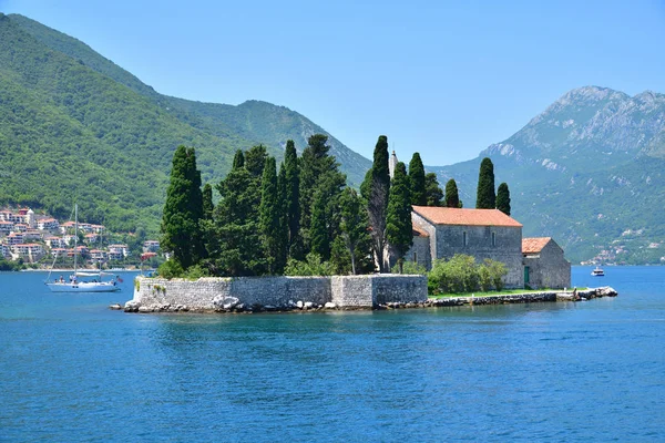 Természetes sziget a Szent György bencés kolostorral. Kotori-öbölben. Montenegró — Stock Fotó