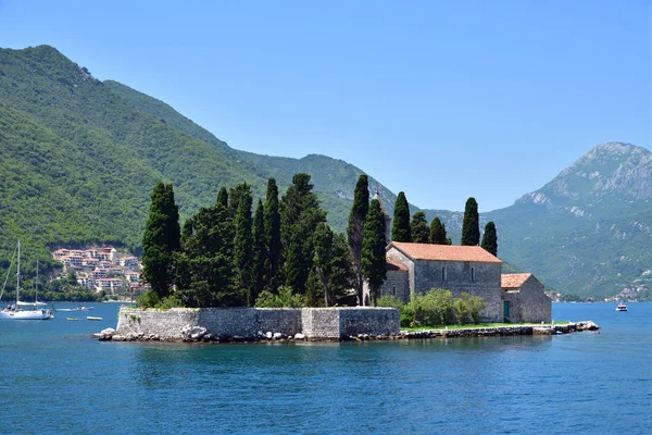 Természetes sziget a Szent György bencés kolostorral. Kotori-öbölben. Montenegró — Stock Fotó