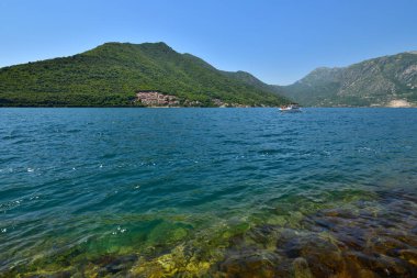 Karadağ'da Kotor körfezinde yaz manzarası