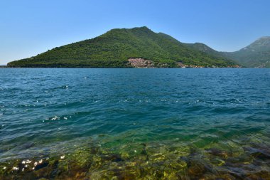Karadağ'da Kotor körfezinde yaz manzarası