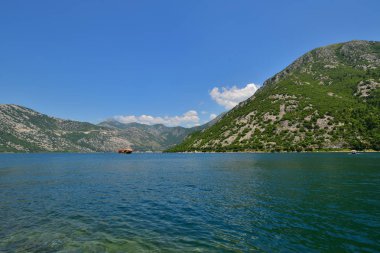 Karadağ'da Kotor körfezinde yaz manzarası