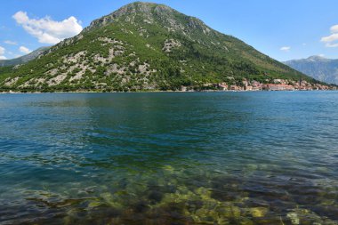 Karadağ'da Kotor körfezinde yaz manzarası