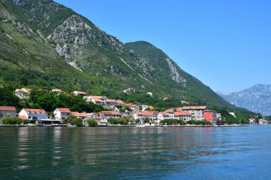Kotor Körfezi manzarası ve Karadağ kıyılarındaki evler