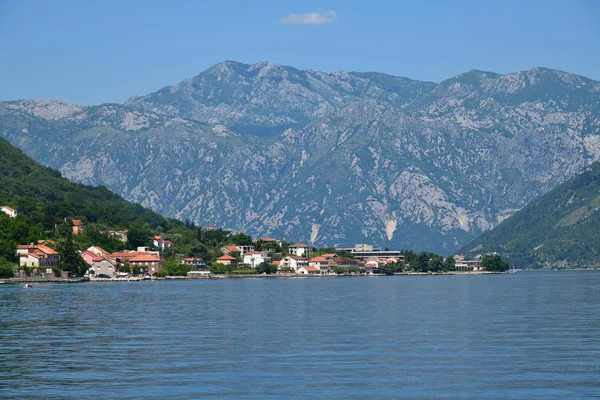 Vista sulla baia di Kotor e case sulla costa in Montenegro — Foto Stock