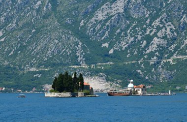 Aziz George Benedictine manastırı ve Gospa od Skrpjela 'nın Kayalıkları Kilisesi. Karadağ