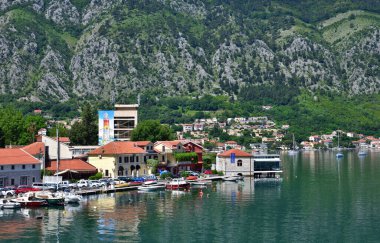 Kotor, Karadağ - 10. - Altı. 2019. Şehir seti ve limandaki gemiler