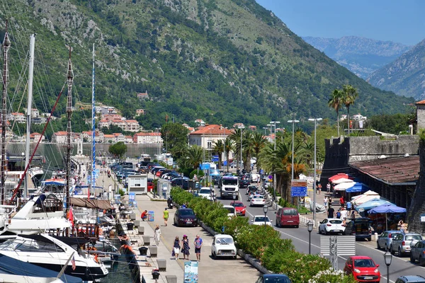 Kotor, Montenegró - 10. 6. 2019. Városi töltés és hajók a mólón — Stock Fotó