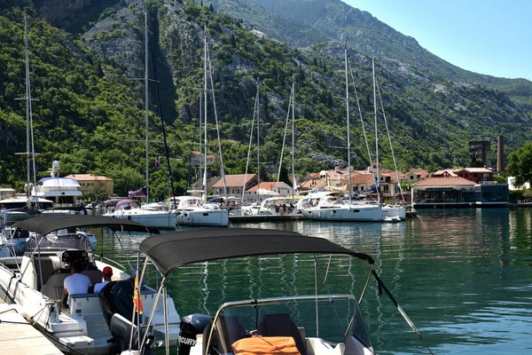 Kotor, Montenegró - 10. 6. 2019. Különböző hajók a rakparton a töltés közelében — Stock Fotó