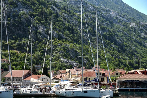 Kotor, Montenegró - 10. 6. 2019. Különböző hajók a rakparton a töltés közelében — Stock Fotó