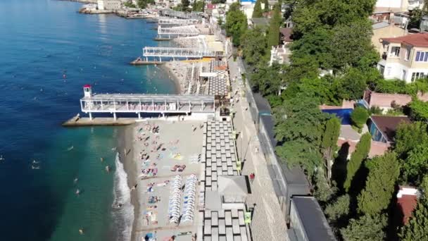 Yalta, Crimeia 27 de junho. 2019 A famosa cidade paga praia de Massandra — Vídeo de Stock