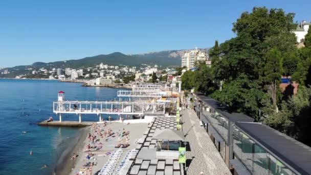 Yalta, Krim -Juni 27. 2019 bezahlte die berühmte Stadt Massandra Strand — Stockvideo