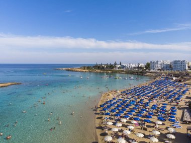 Protaras, Kıbrıs - 11 Ekim. 2019 Şehrin ünlü incir ağacı plajı.