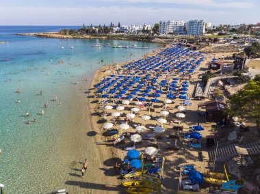 Protaras, Kıbrıs - 11 Ekim. 2019 Şehrin ünlü incir ağacı plajı.