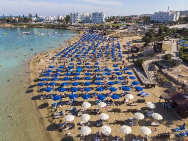 Protaras, Kıbrıs - 11 Ekim. 2019 Şehrin ünlü incir ağacı plajı.