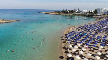 Protaras, Kıbrıs - 11 Ekim. 2019 Şehrin ünlü incir ağacı plajı.