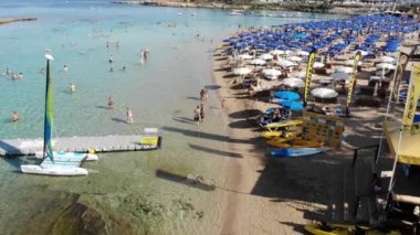 Protaras, Kıbrıs - 11 Ekim. 2019 Şehrin ünlü incir ağacı plajı.