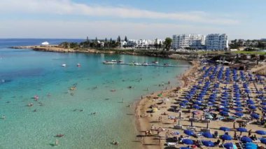 Protaras, Kıbrıs - 11 Ekim. 2019 Şehrin ünlü incir ağacı plajı.