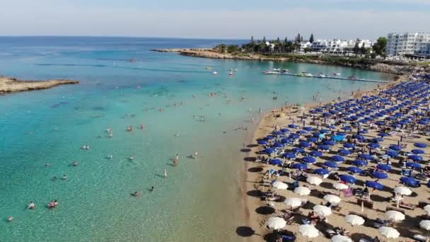 Protaras, Ciprus - Október 11. 2019 A város híres fügefa strandja — Stock videók