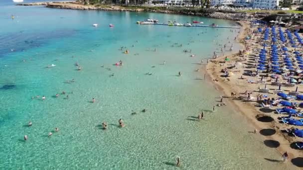 Protaras, Chipre - 11 de outubro. 2019 A famosa praia de figueira da cidade — Vídeo de Stock