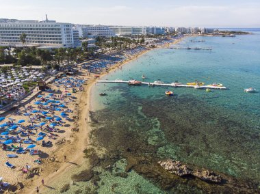 Protaras, Kıbrıs - 11 Ekim. 2019. Meşhur Gündoğumu Plajı. Güzel bir halk plajı.