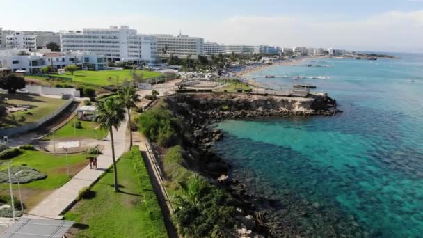 Protaras, Chipre - 11 de outubro. 2019. A famosa praia de Vrissiana uma bela praia pública faz parte da praia Sunrise — Vídeo de Stock
