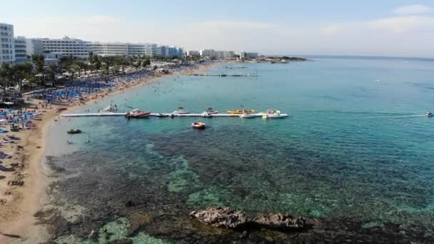 Protaras, Chipre - 11 de octubre. 2019. La famosa playa de Vrissiana una hermosa playa pública es parte de la playa Sunrise — Vídeo de stock
