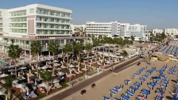 Protaras, Ciprus - Október 11. 2019. A híres Sunrise Beach - gyönyörű nyilvános strand — Stock videók